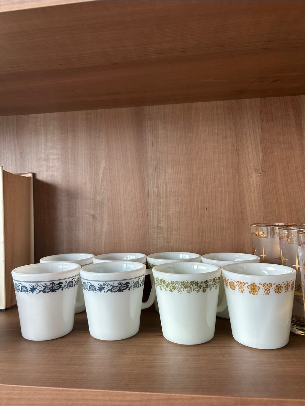 Vintage PYREX milk glass mugs ✨